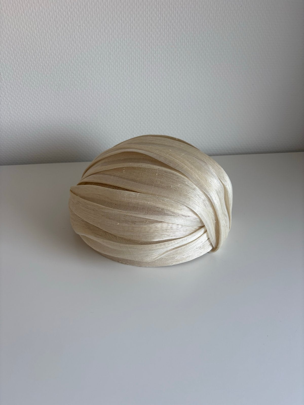 Beige/crème gedrapeerde dophoed dames - Accessoires by Aliël, Kleding | Dames, Hoeden en Petten, Ophalen of Verzenden, Zo goed als nieuw