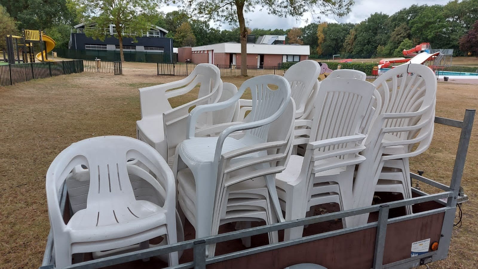 Gratis af te halen: 37 witte plastic kuipstoelen, Ophalen, Gebruikt, Plastic, Stapelbaar