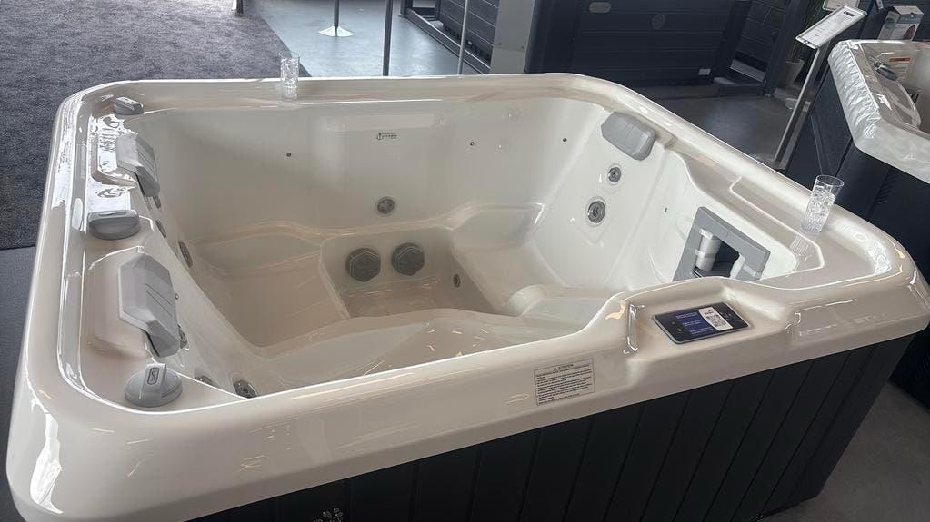 Kleine jacuzzi 2-3 personen nieuw direct leverbaar !, Ophalen, Nieuw, Inbouw, Trap