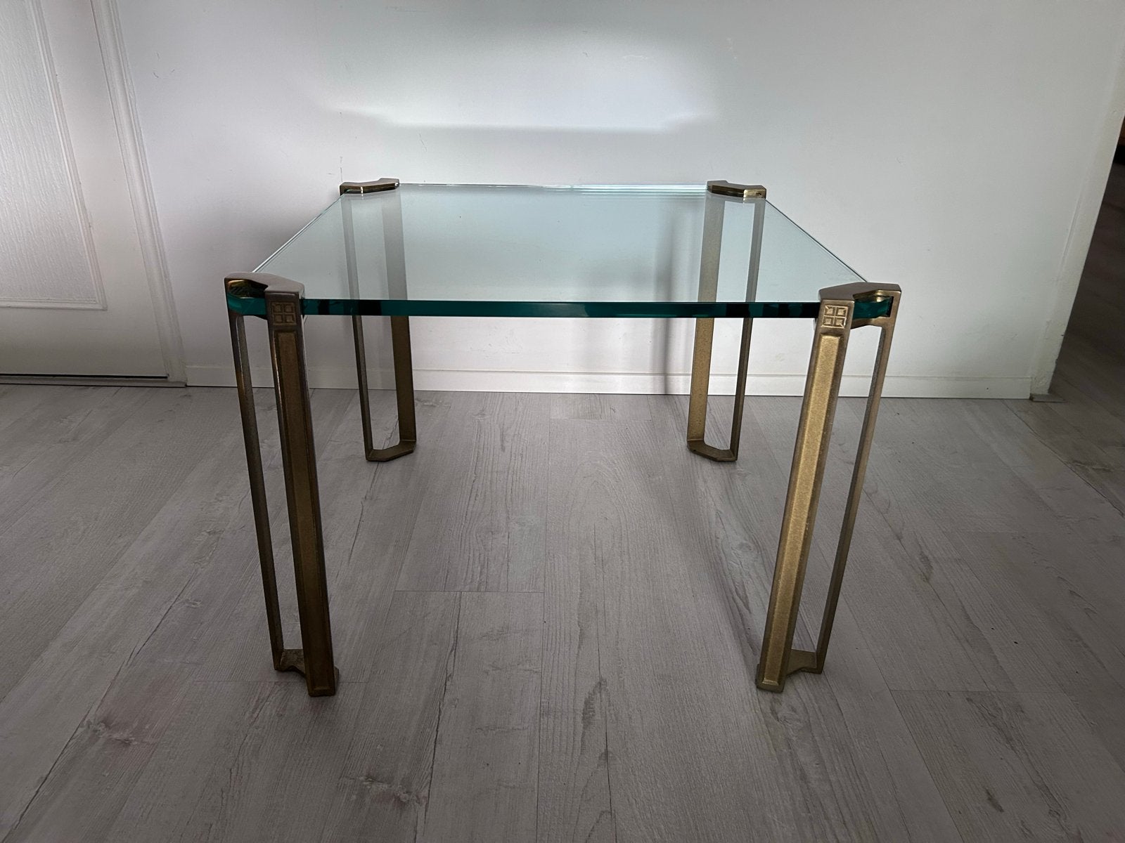 Glazen bijzettafel met messing onderstel, Huis en Inrichting, Ophalen of Verzenden, Zo goed als nieuw, Vierkant, Glas