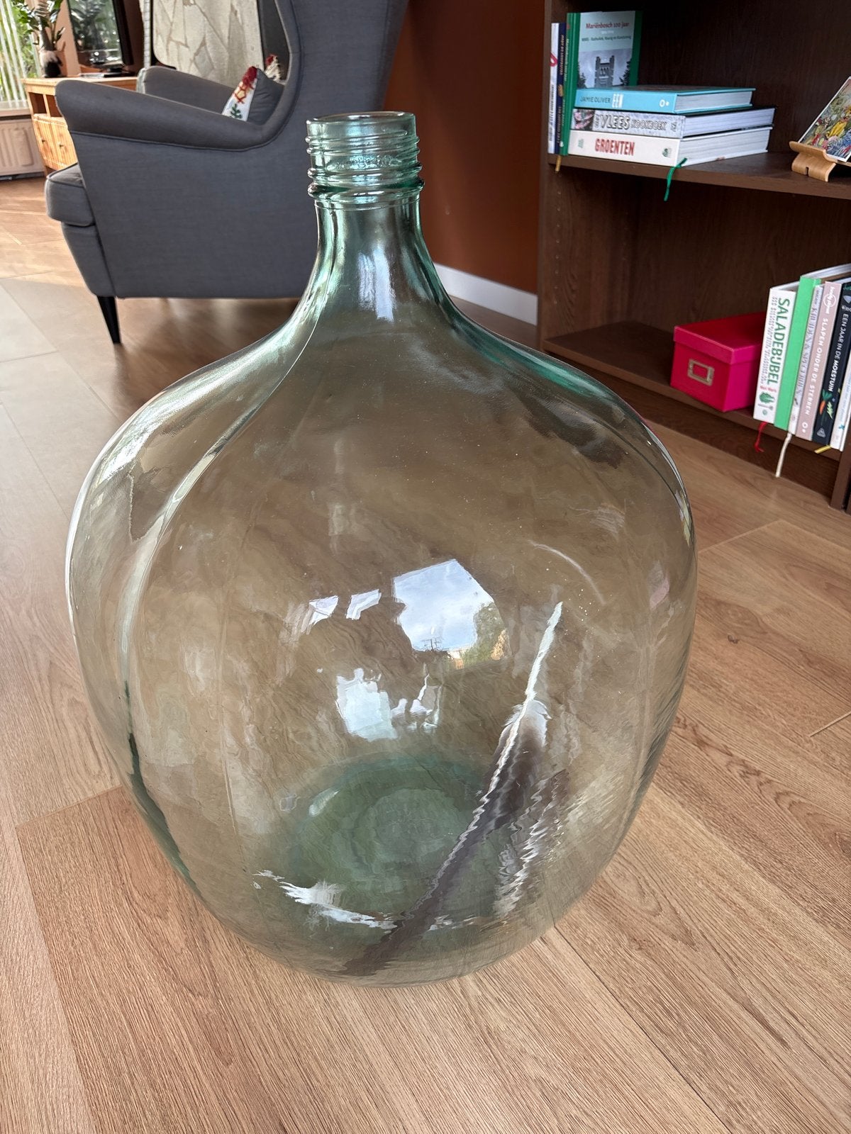 Grote glazen bolfles / dame jeanne (70cm) met veren, Ophalen