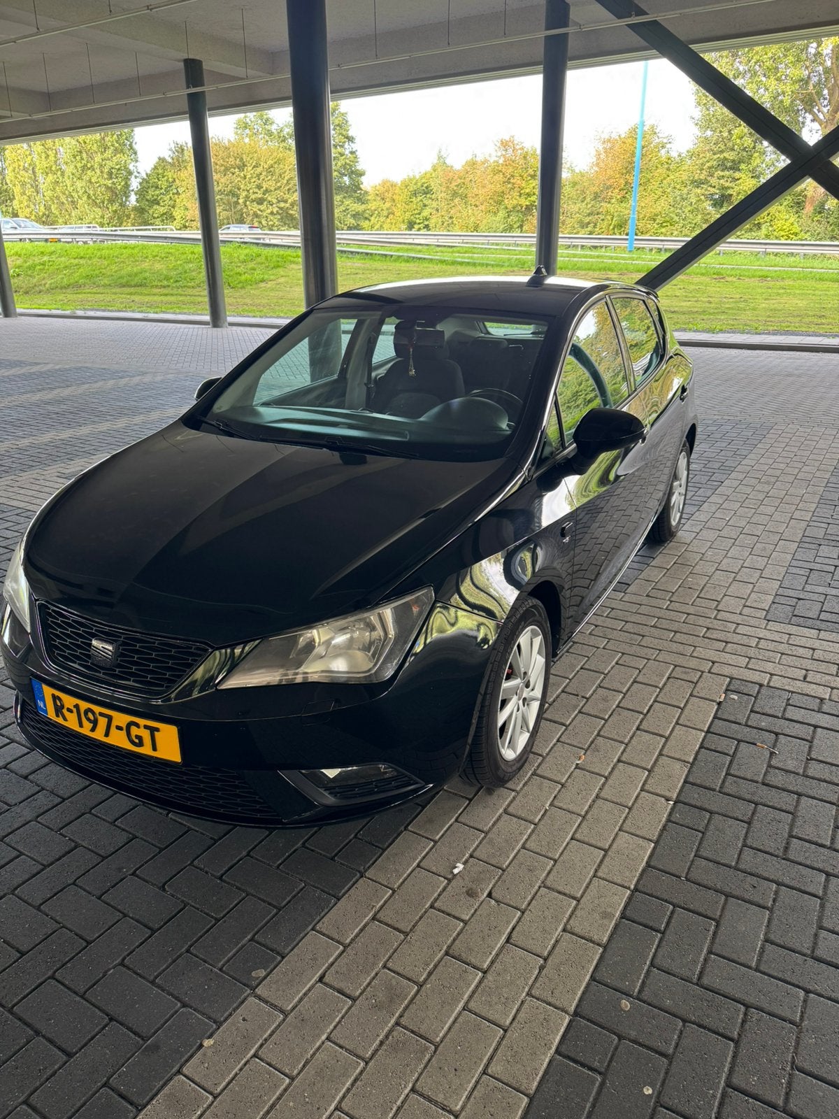 Seat Ibiza 1.2 TSI 77KW 2013 Zwart, Auto's, Voorwielaandrijving, 40 €/maand, Zwart, 990 kg
