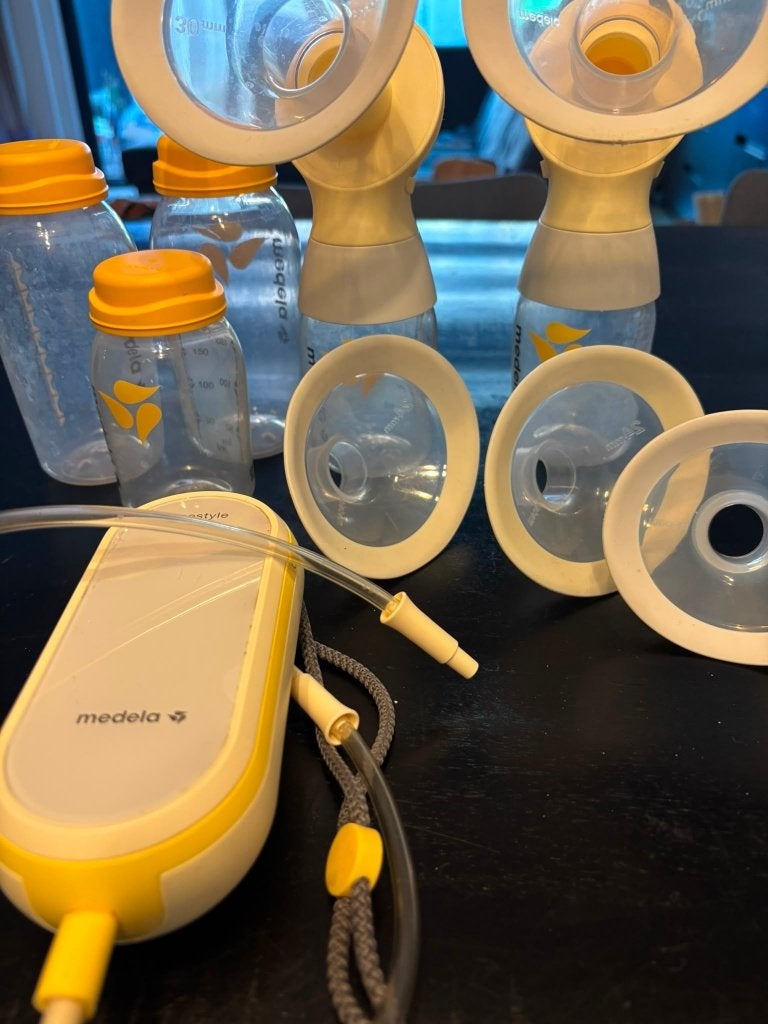 Medela Freestyle dubbele elektrische borstkolf + accessoires, Kinderen en Baby's, Babyvoeding en Toebehoren, Gebruikt, Borstkolf