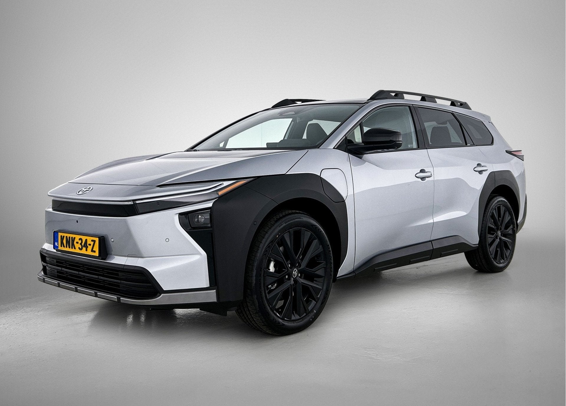 Toyota bZ4X Touring Executive AWD 75 kWh EV-Deal | Panorama, Auto's, Automaat, Zwart, 528 km, 24 min