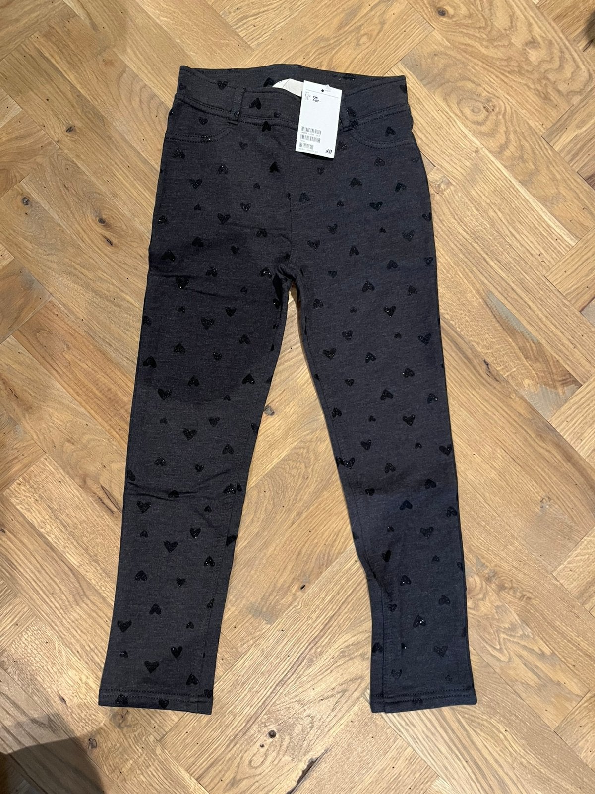 Nieuwe donker grijze tregging met hartjes maat 128, Ophalen of Verzenden, Nieuw, Meisje, Broek