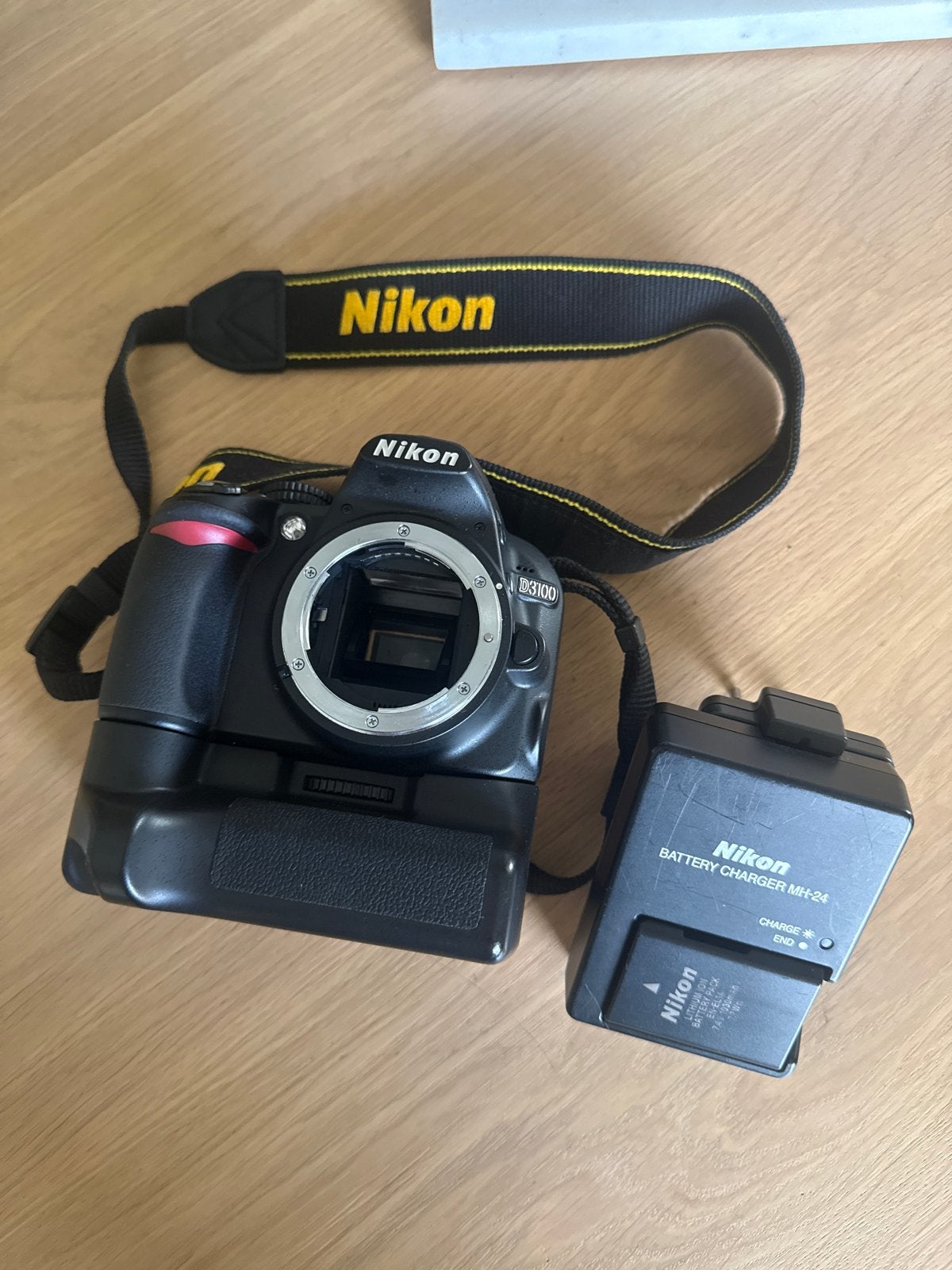 Nikon D3100 Spiegelreflexcamera met batterijgrip en lader, Audio, Tv en Foto, Ingebouwde flitser, Gebruikt, Spiegelreflex, Ophalen of Verzenden