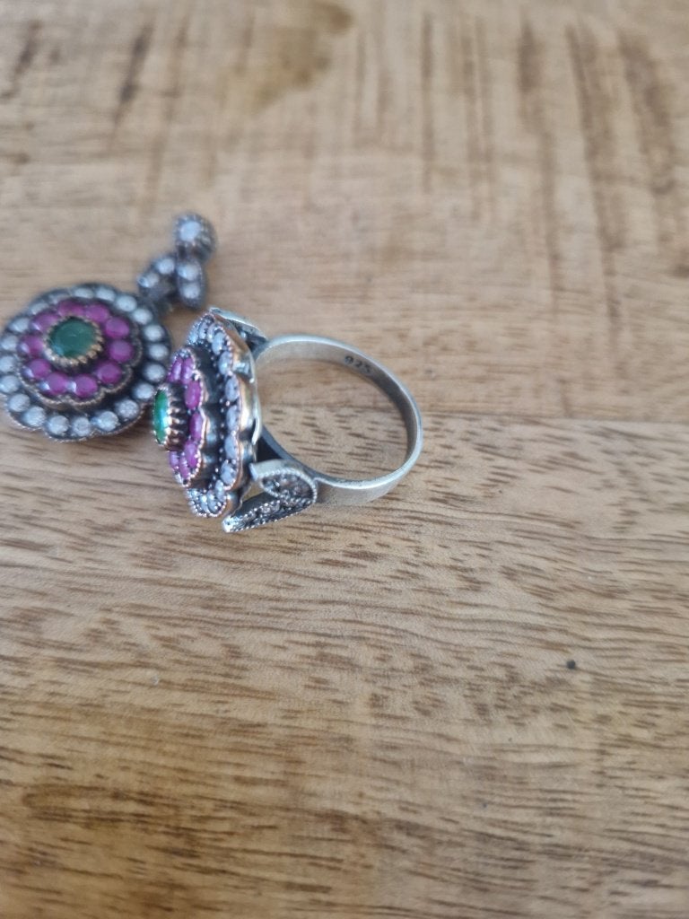 Antieke zilveren hanger+ring met robijn+smaragd. Mt 16,5., Sieraden, Tassen en Uiterlijk, Antieke sieraden, Ophalen of Verzenden