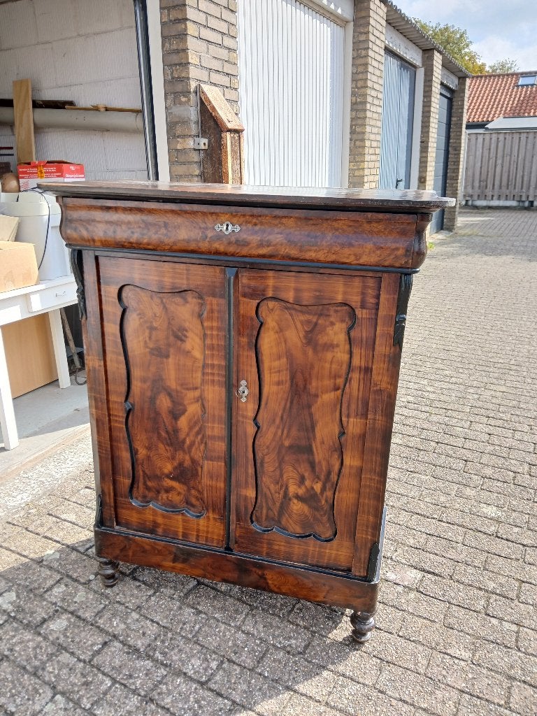 Biedermeier/meidenkast, Ophalen