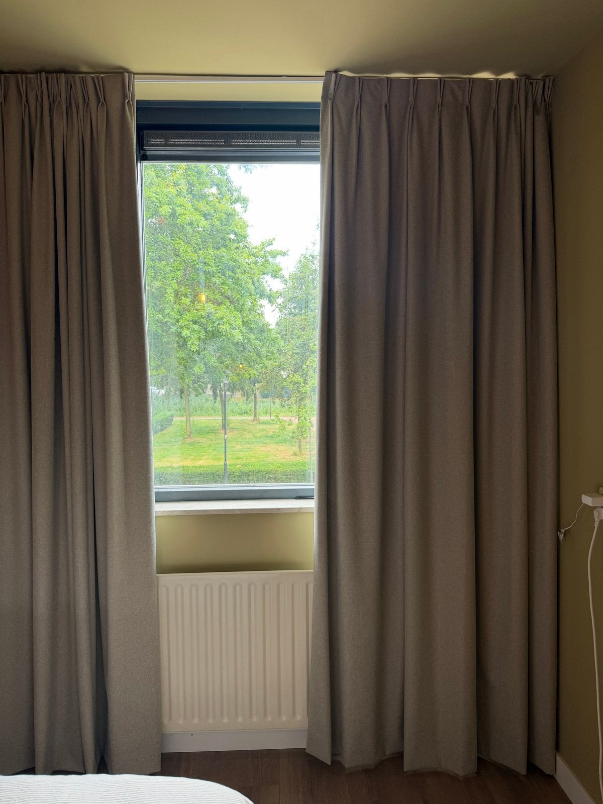 Verduisterend Gordijn kwantum Lois Dubbele Plooi INCL Rails!, Overige merken, Verduisterend, Beige, Ophalen of Verzenden