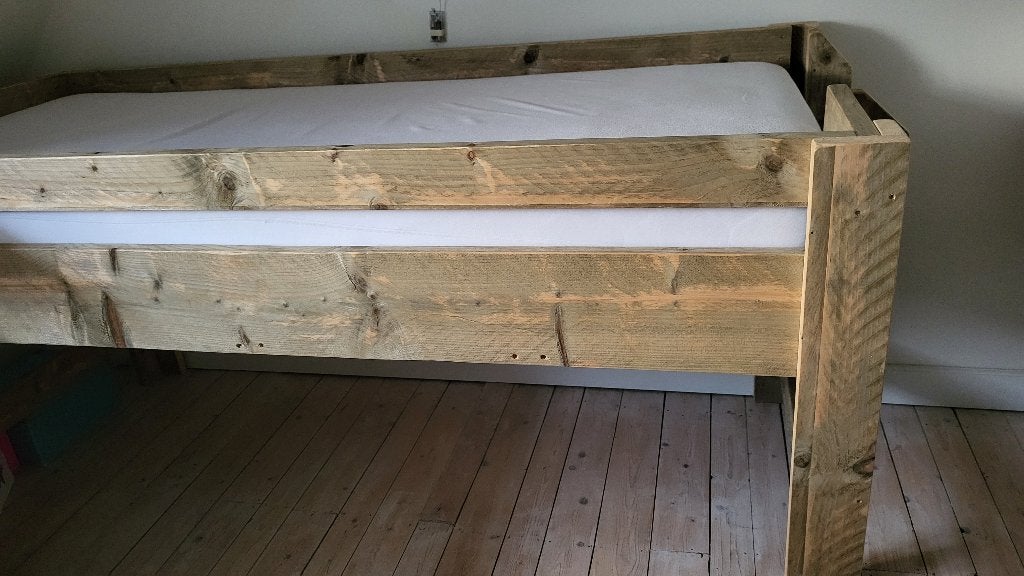 Stevig houten bed met lattenbodem en matras, Ophalen, 85 tot 100 cm, Gebruikt, Hoogslaper of Stapelbed
