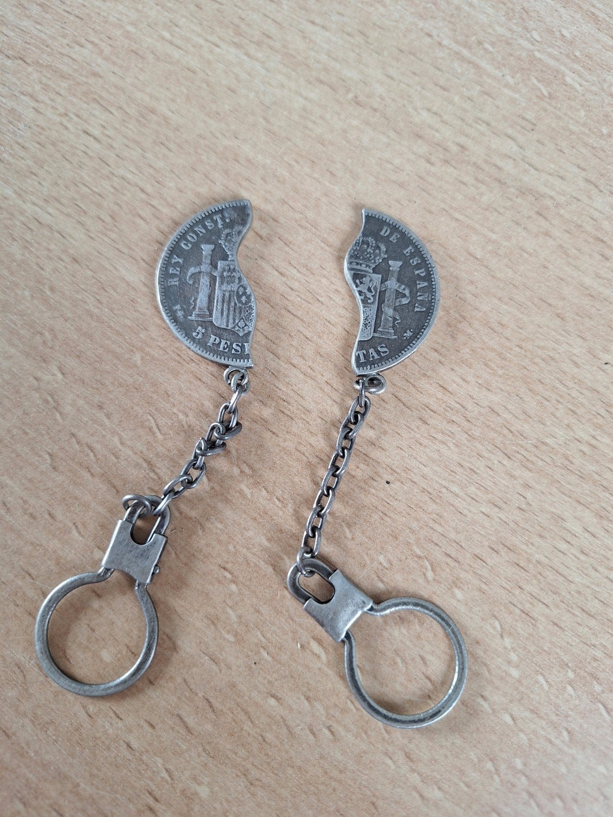 Unieke sleutelhanger van gesplitste Spaanse munt, Ophalen of Verzenden, Zilver, Buitenland