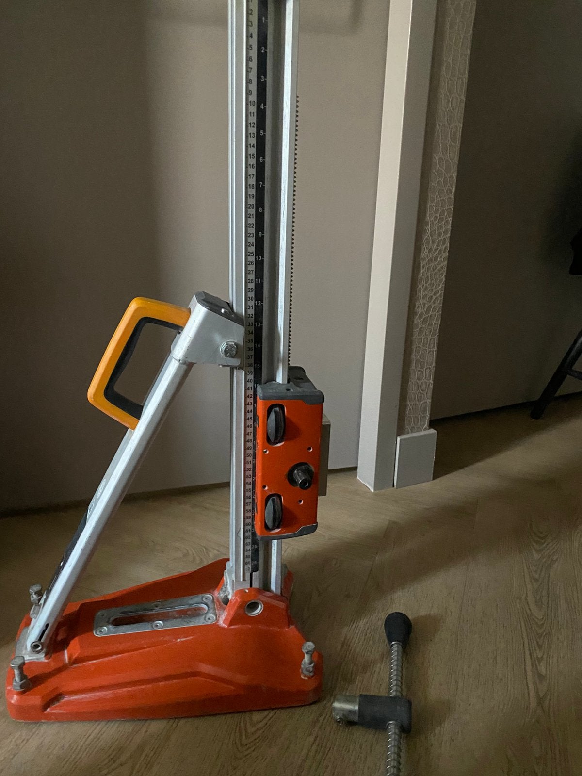 HUSQVARNA statief met boormachine, Ophalen, Zo goed als nieuw, Boormachine