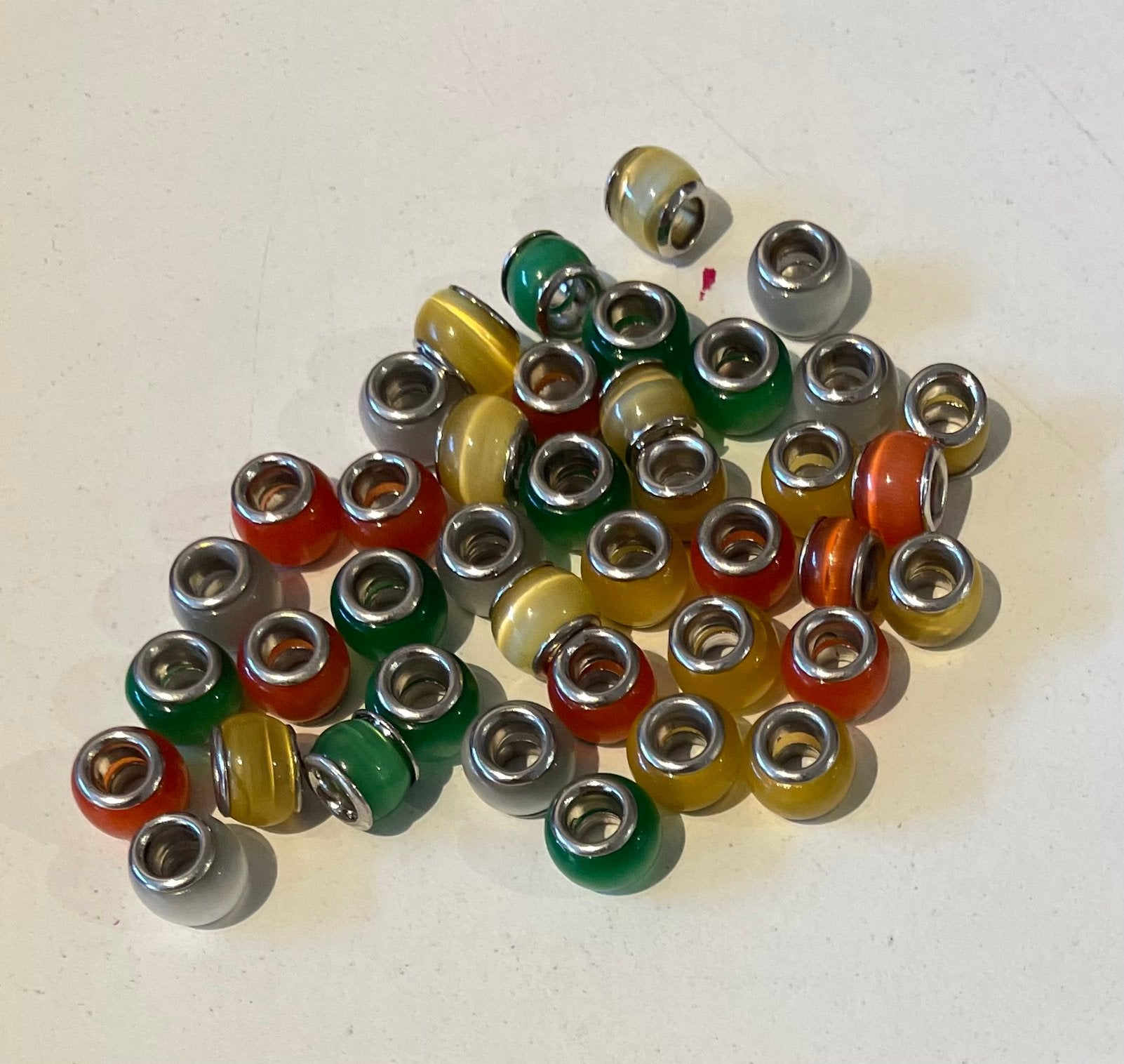 40 glaskralen voor aan je bedel armband of ketting, Sieraden, Tassen en Uiterlijk, Bedels, Ophalen of Verzenden, Zo goed als nieuw