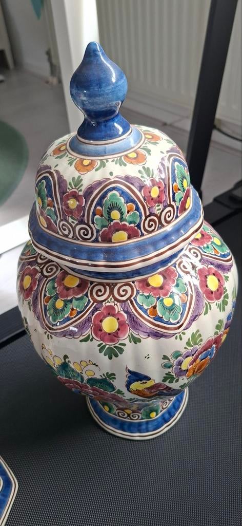 Kleurrijke Delfts Blauw stijl vaas met deksel en vogeldecor, Antiek en Kunst, Antiek | Keramiek en Aardewerk, Ophalen