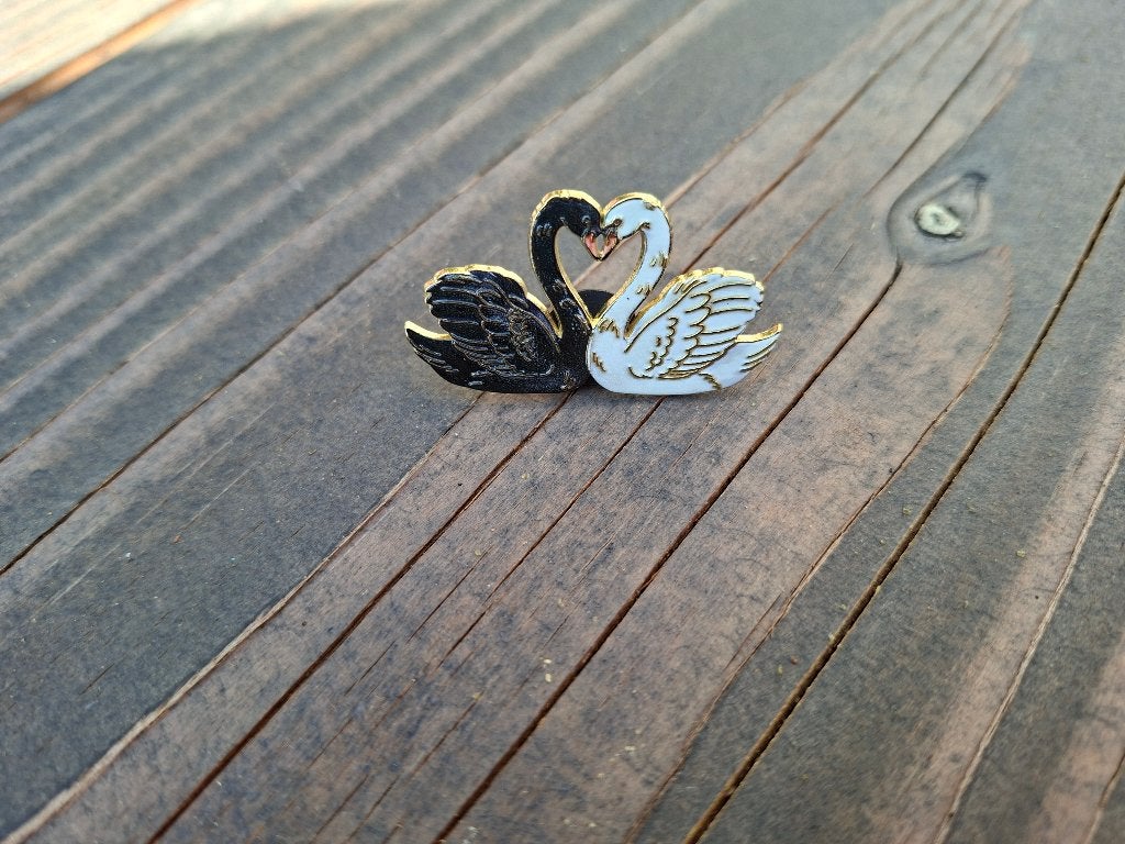 1 pin van een zwarte en witte zwaan met een hartje te koop, Verzamelen, Ophalen of Verzenden, Nieuw, Dier of Natuur, Speldje of Pin