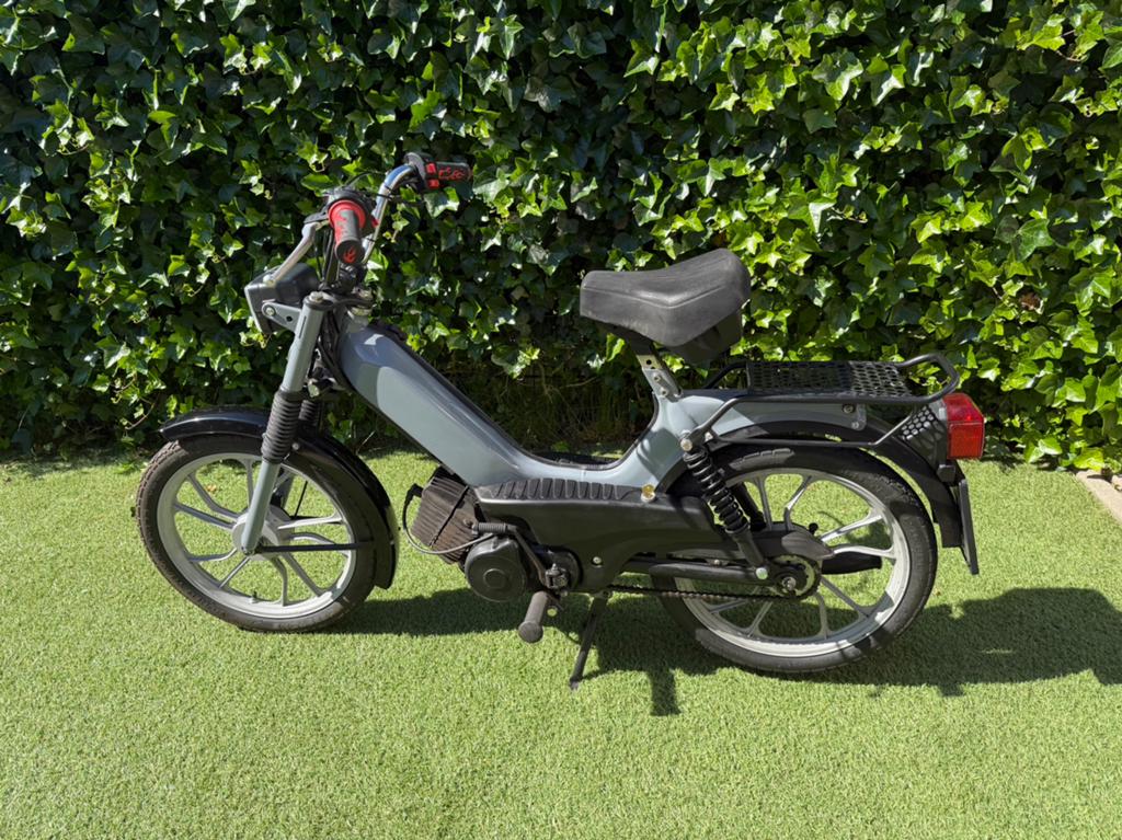 Aangeboden Tomos brommer rijdt goed, recent onderhoud gehad, Fietsen en Brommers, Brommers | Tomos, Ophalen, Gebruikt, Standard