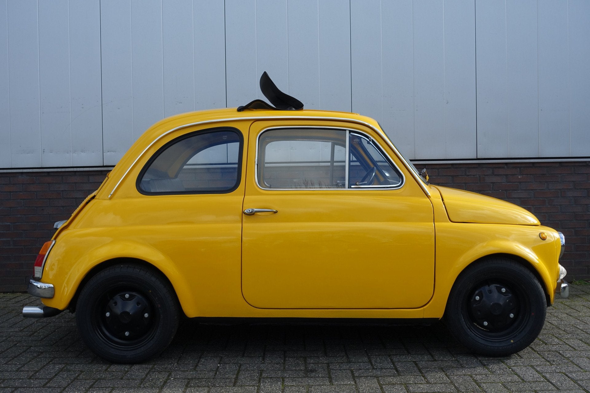 Fiat 500L 500 Lusso (bj 1969), Auto's, Achterwielaandrijving, Zwart, 594 cc, Geel