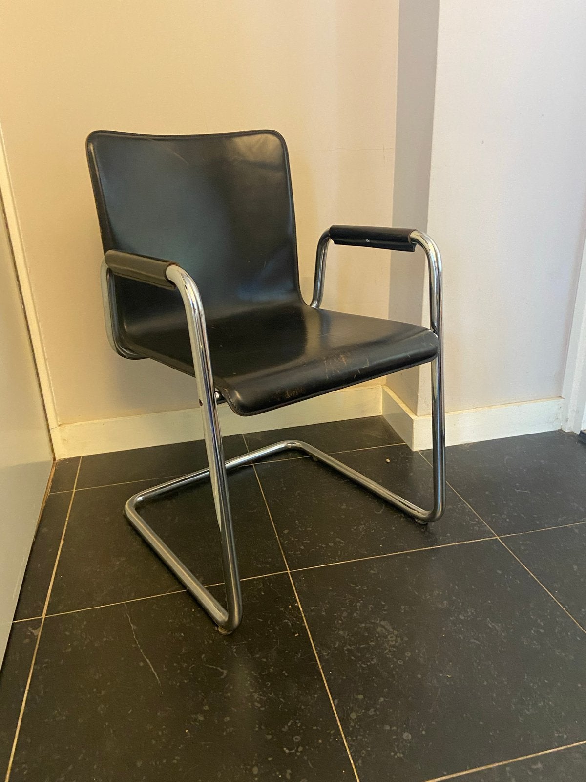 Gratis af te halen: sleestoel chroom buizenframe, Huis en Inrichting, Stoelen, Ophalen, Gebruikt, Zwart, Leer
