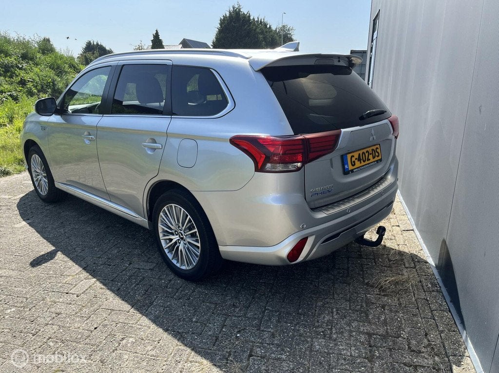 Mitsubishi Outlander 2.4 PHEV Instyle|trekhaak|zonnedak|leer, Auto's, Mitsubishi, Automaat, 12 maanden, 135 pk, 4 cilinders