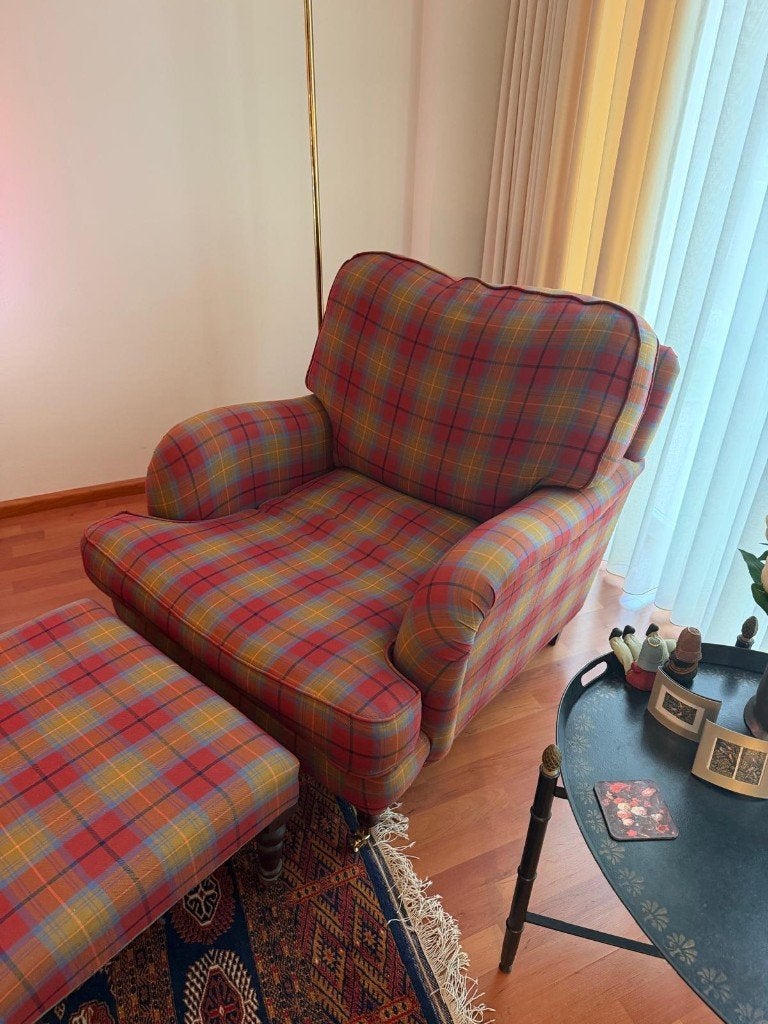 Engelse fauteuil, gedraaide houten poten messingen casters"., Ophalen