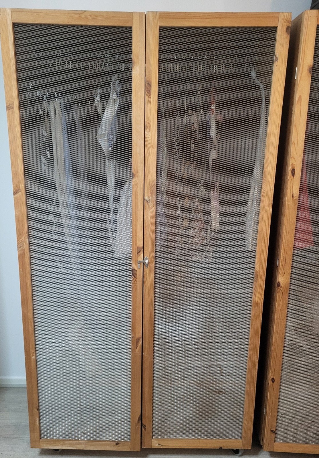 2x Vintage IKEA houten kledingkasten met gaasdeuren, Ophalen, Met deur(en), Gebruikt, 100 tot 150 cm