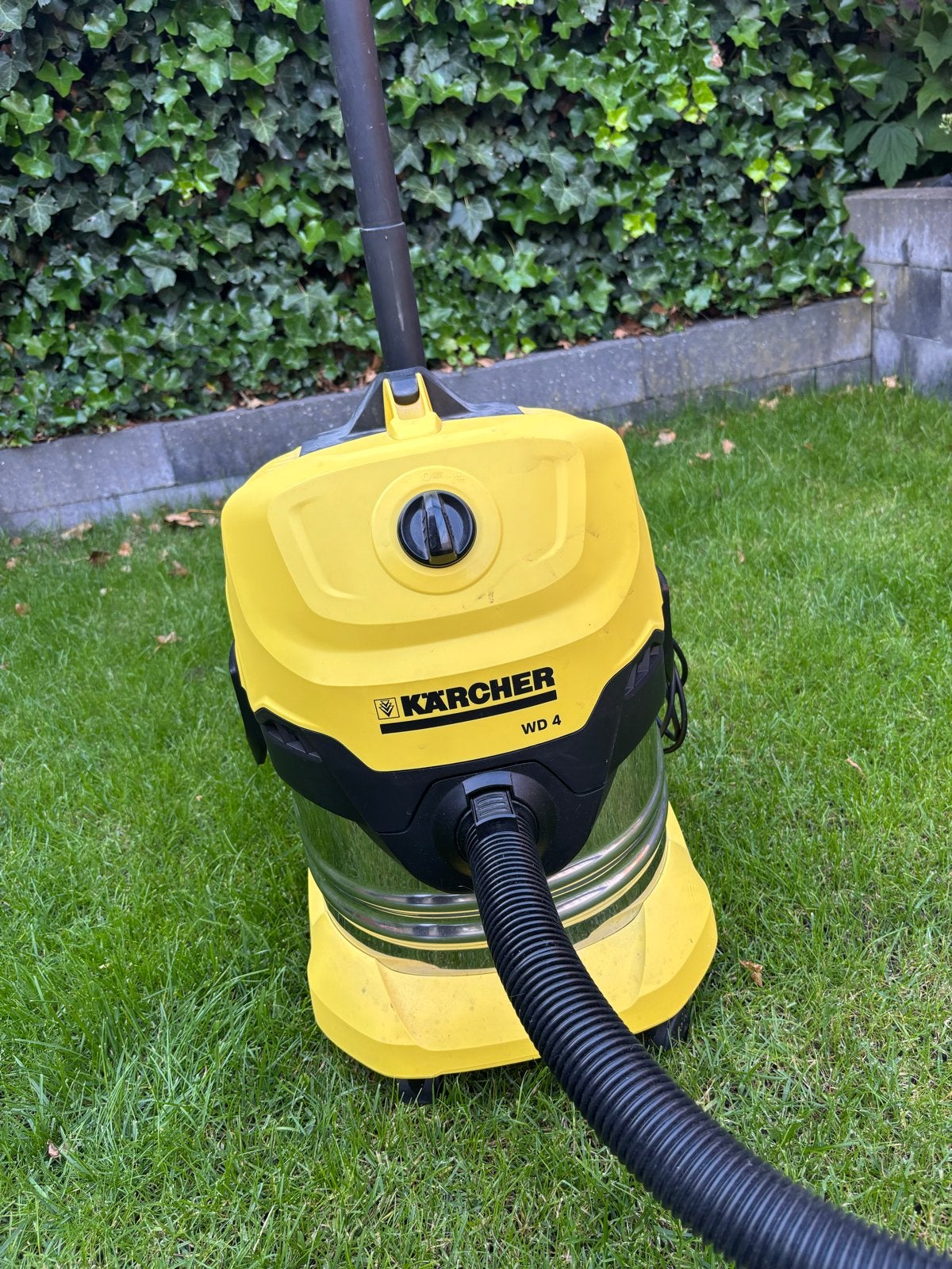 Kärcher WD 4 Nat- en Droogzuiger - Inclusief Extra Stofzakke, Inclusief accessoires, Kärcher, Zo goed als nieuw, Industriële stofzuiger