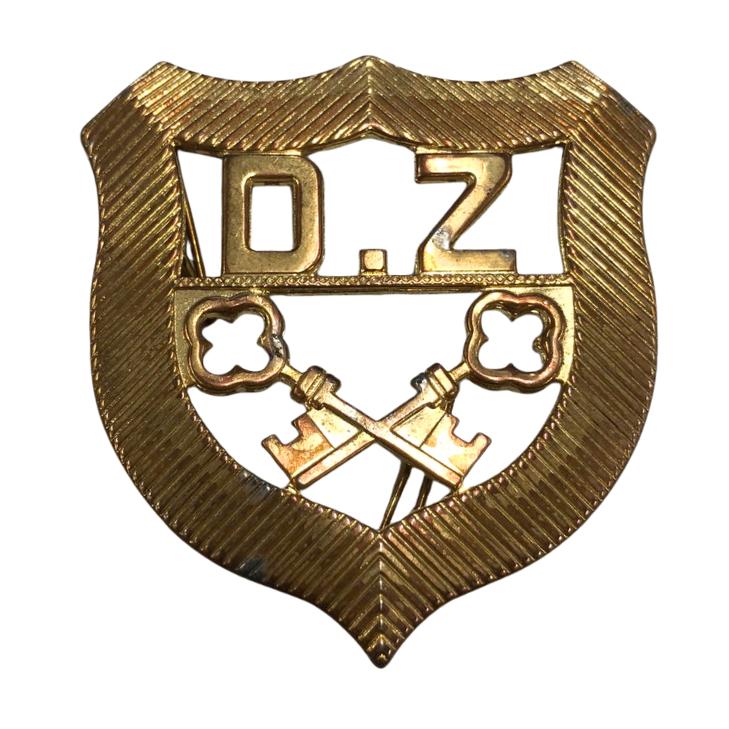 Badge - Embleem - DZ, Gebruikt, Onbekend, Ophalen of Verzenden, Speldje of Pin