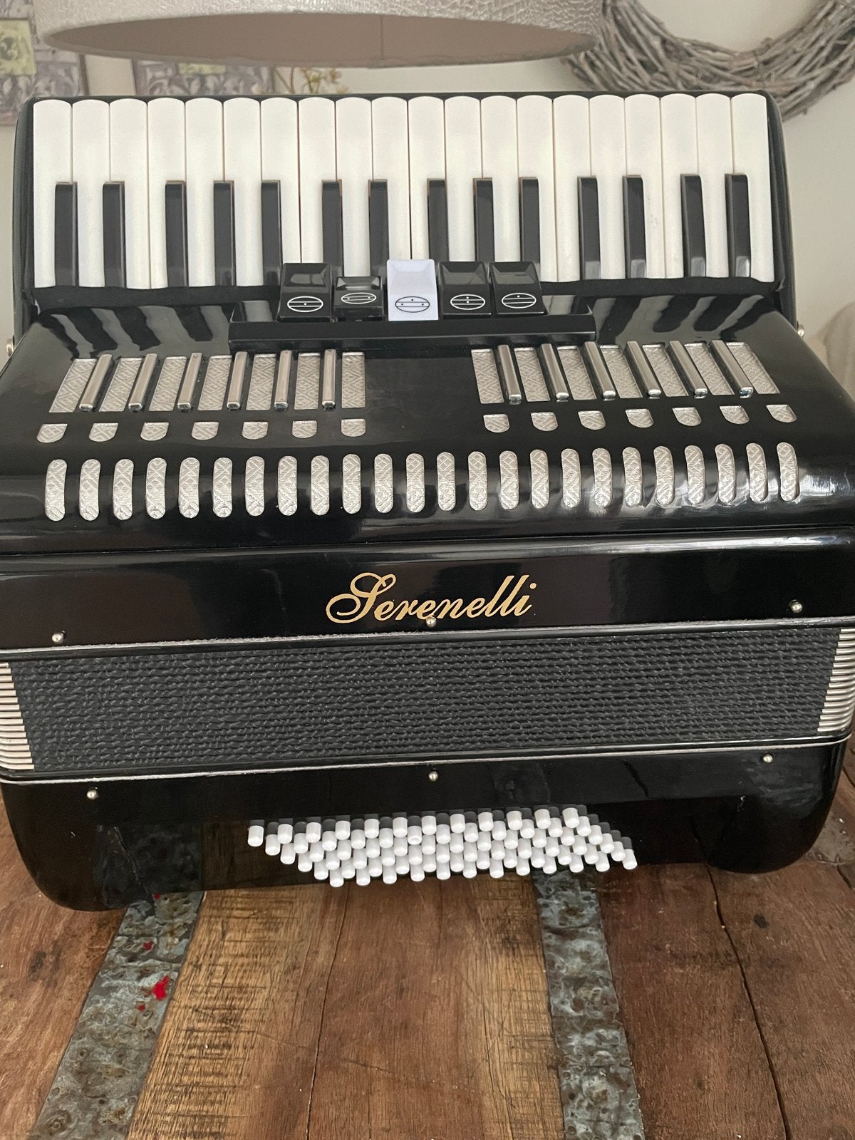 Nieuwstaat Prachtige Serenelli Accordeon 72 bas & draagtas, Overige merken, 72-bas, Met koffer, Zo goed als nieuw