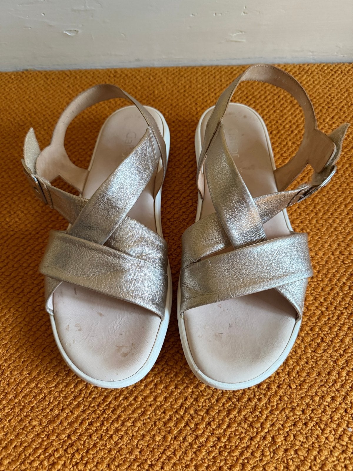 Gabor Sandalen Goudkleurig Maat 9 1/2 - Goede Staat, Kleding | Dames, Ophalen of Verzenden, Gedragen, Overige kleuren, Sandalen of Muiltjes