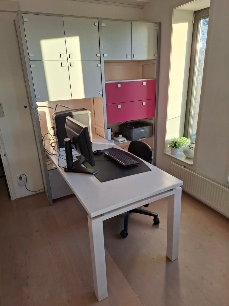 Lundia bureau met opbouw (bureau kan ook los)., Huis en Inrichting, Bureaus, Ophalen