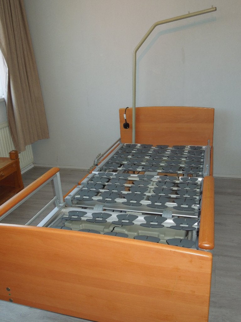 Verstelbaar senioren bed, Huis en Inrichting, Slaapkamer | Bedden, Ophalen, Overige materialen, Eenpersoons, Bruin
