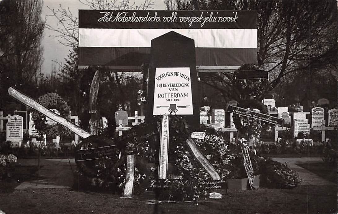 Rotterdam Begraafplaats massagraf Crooswijk WW2 Fotokaart, Ophalen of Verzenden, 1940 tot 1960, Ongelopen, Zuid-Holland