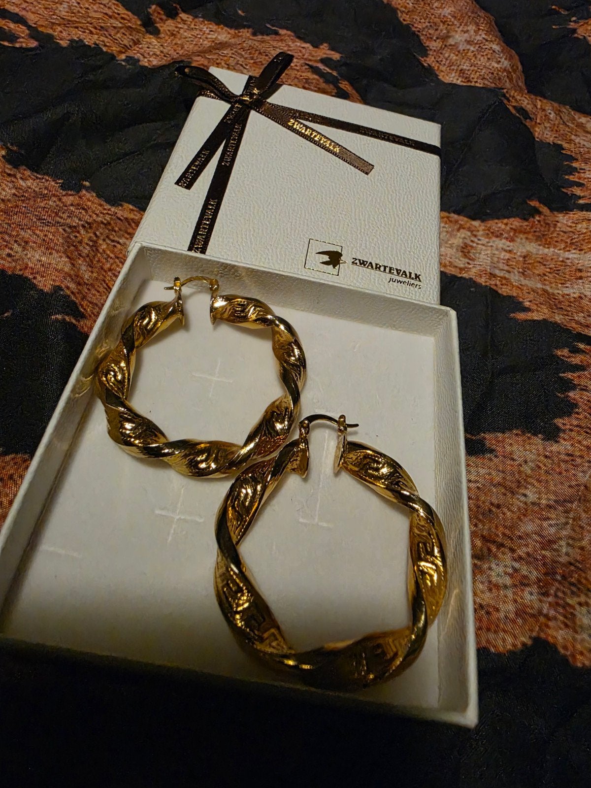 14 Karaats Gouden Wokkel Oorbellen met Versace Teken, Hangers, Ophalen of Verzenden, Zo goed als nieuw, Goud