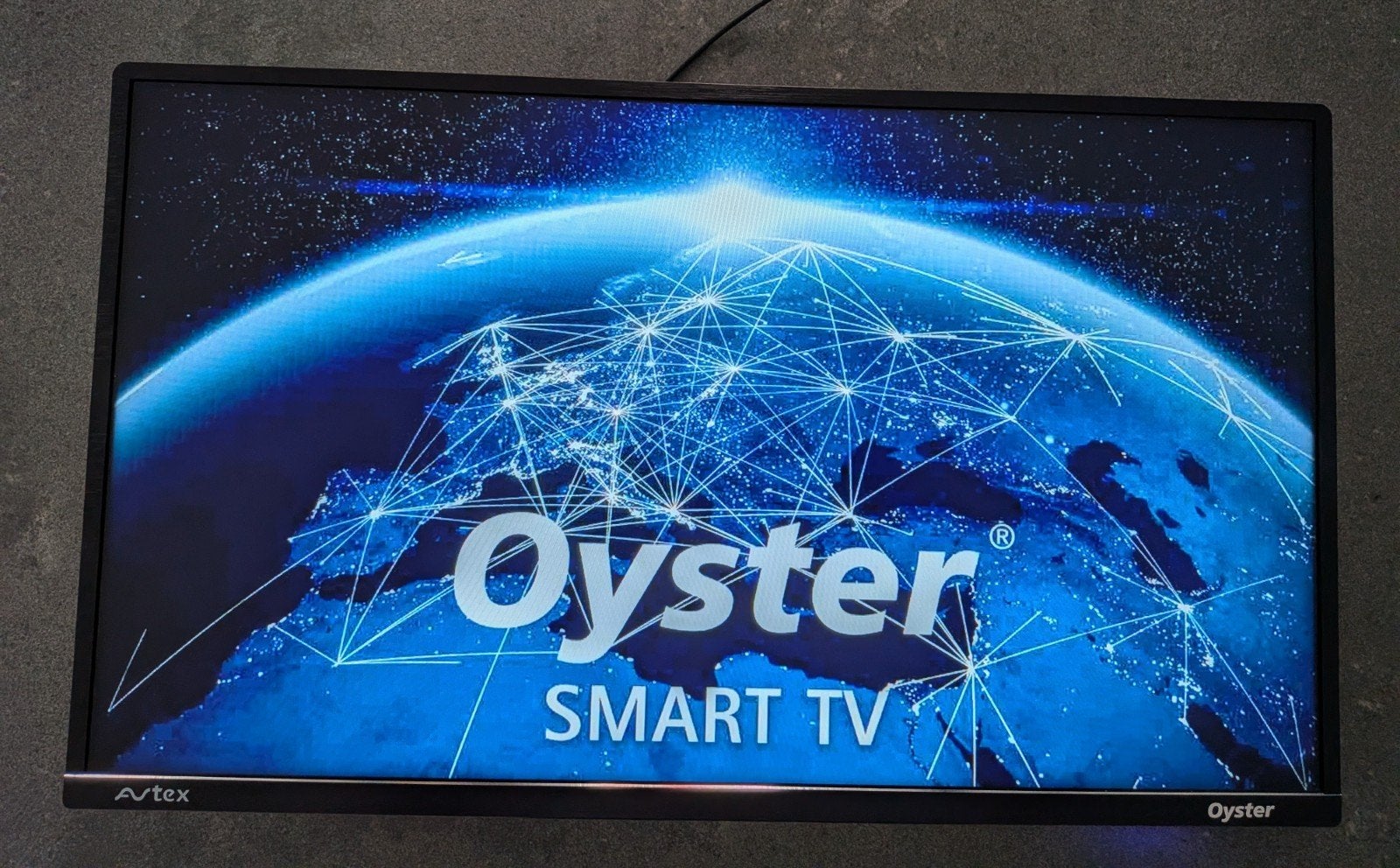 Oyster Smart TV 12V C270TRS met afstandsbedieningen, Ophalen of Verzenden, Zo goed als nieuw