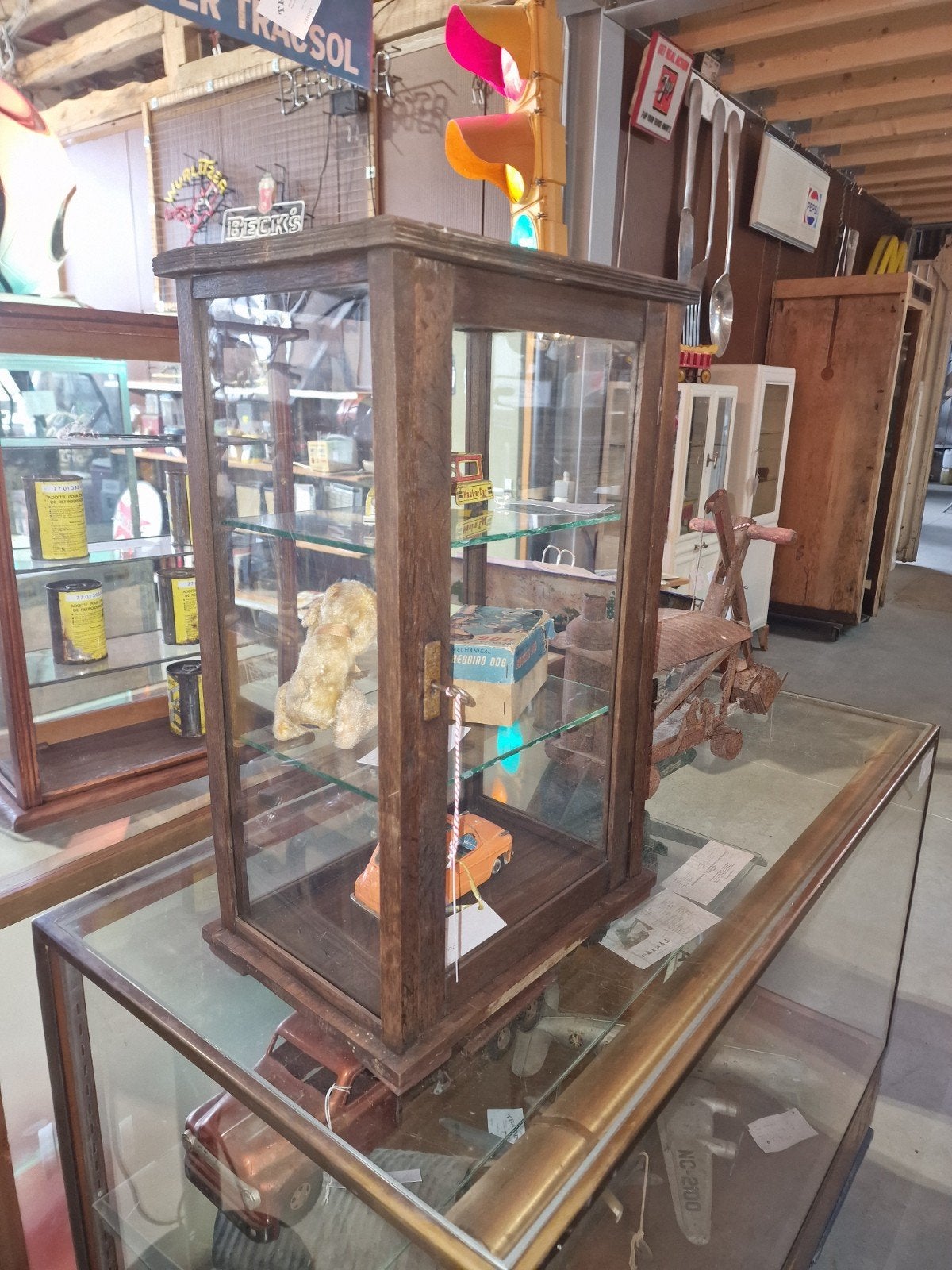 Toonbank vitrine, Ophalen