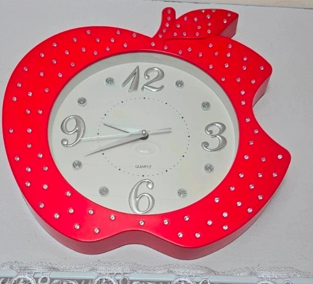 Leuke rode appel wandklok met strass steentjes, Ophalen of Verzenden, Gebruikt, Analoog, Wandklok
