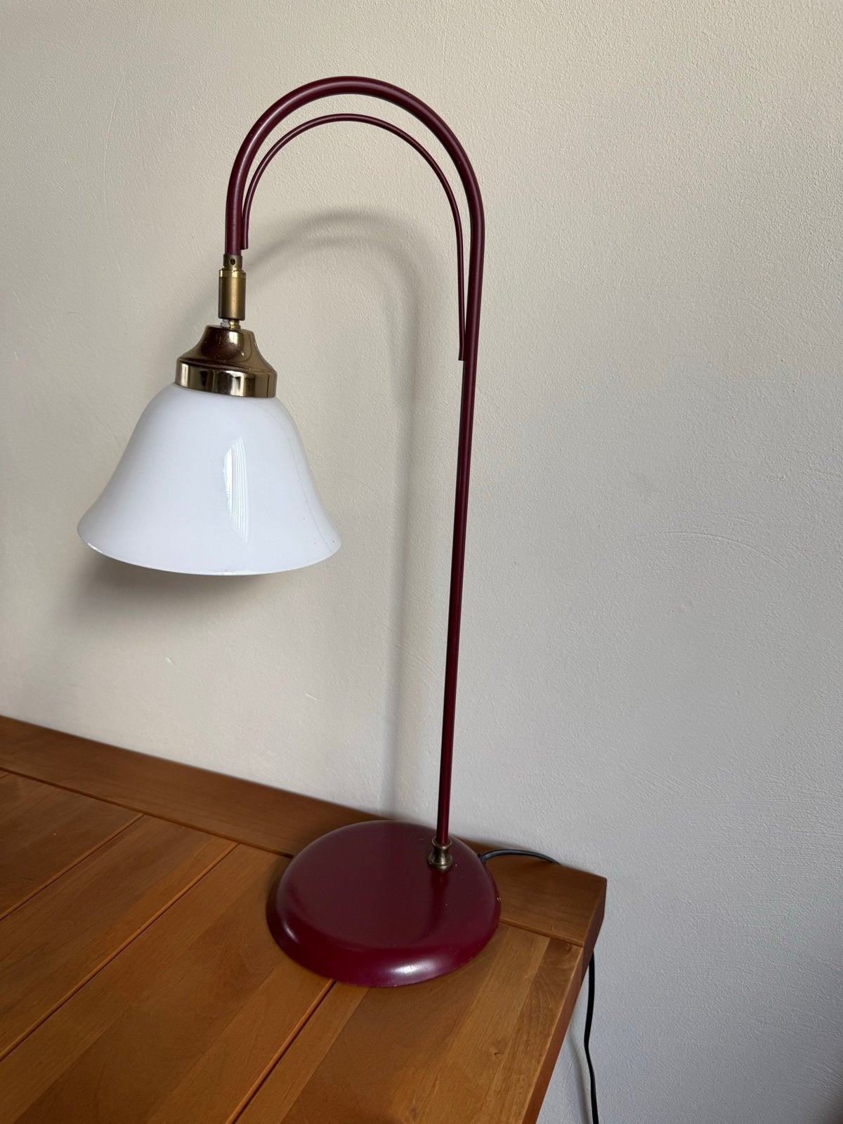 Vintage tafellamp met witte glazen kap en rode voet, Ophalen, Gebruikt, Vintage, E27 (groot)