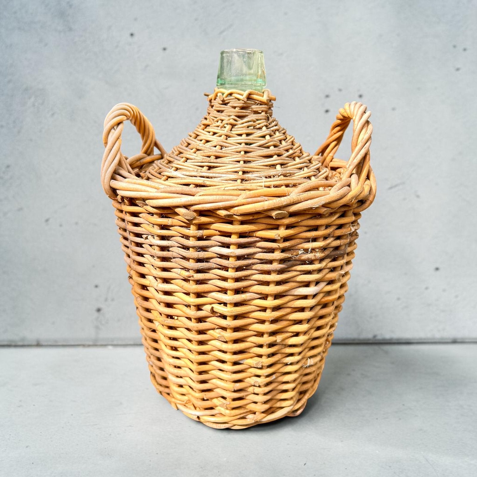 Vintage gistfles in mand - Decoratieve glazen fles, Ophalen of Verzenden