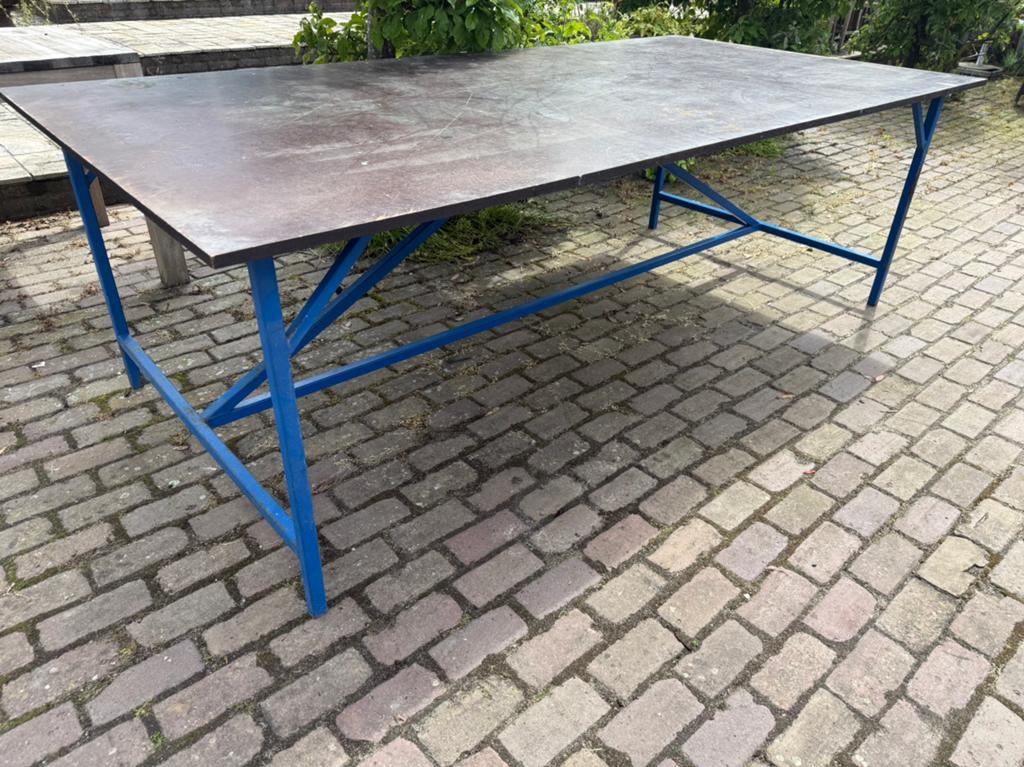 Grote werktafel, ijzeren frame, watervaste multiplex, Ophalen, Zo goed als nieuw