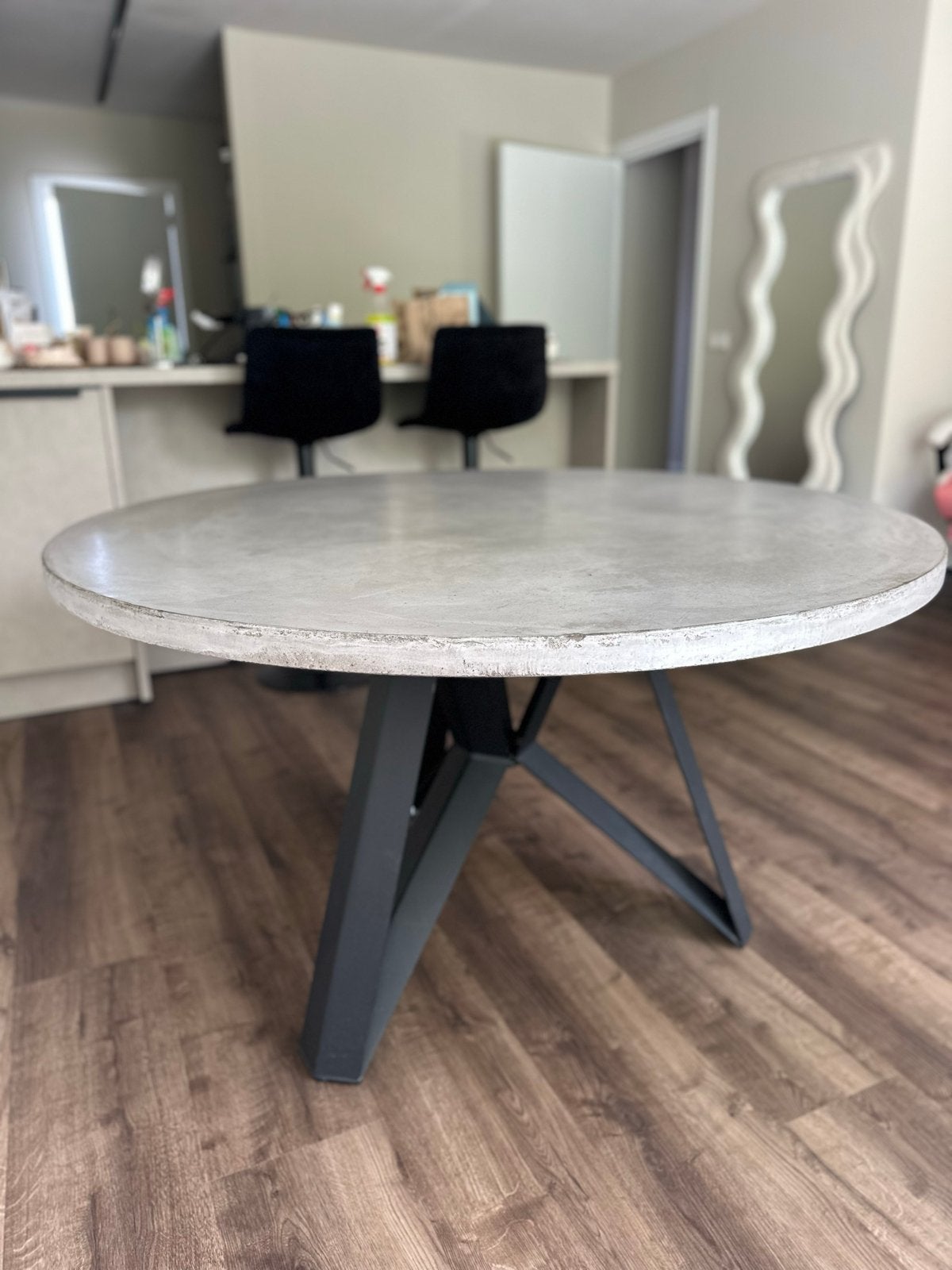 Moderne ronde eettafel, betonnen blad, metalen onderstel, Huis en Inrichting, Tafels | Eettafels, Ophalen, 100 tot 150 cm, Rond