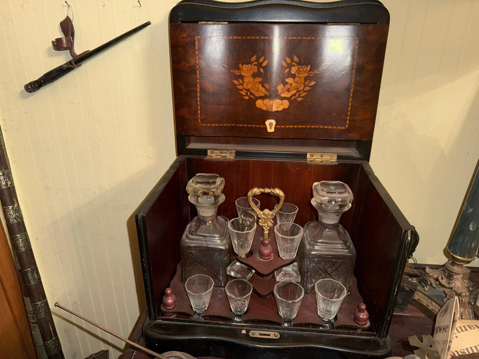 Antieke drankenkast met ingelegde details en karaffen, Ophalen of Verzenden