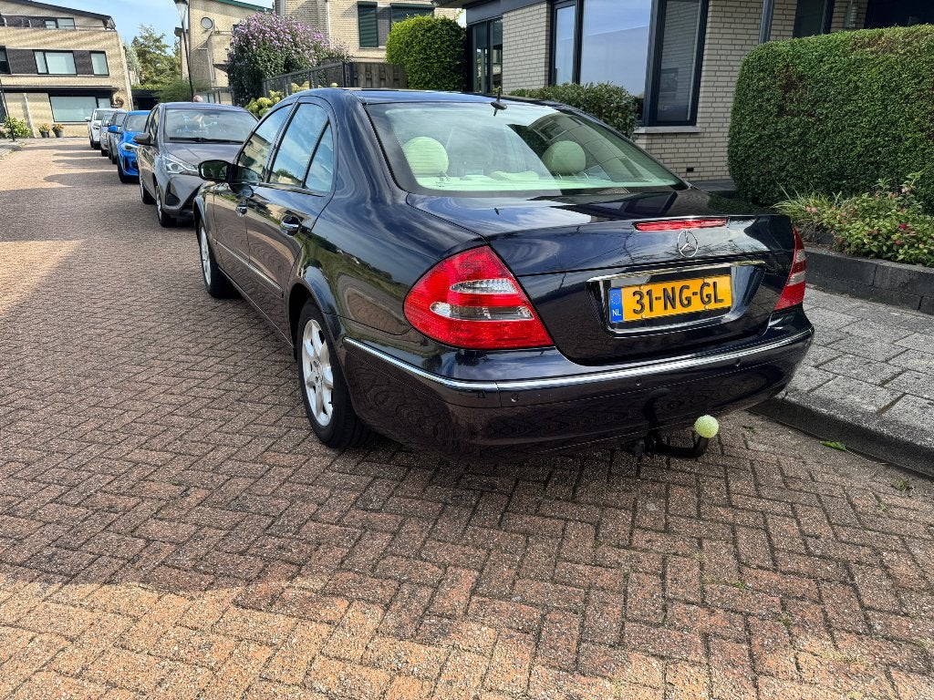 Mercedes-Benz E-Klasse 3.2 CDI E320 Sedan AUT 2003 Blauw, Auto's, Automaat, Achterwielaandrijving, Beige, 197 €/maand