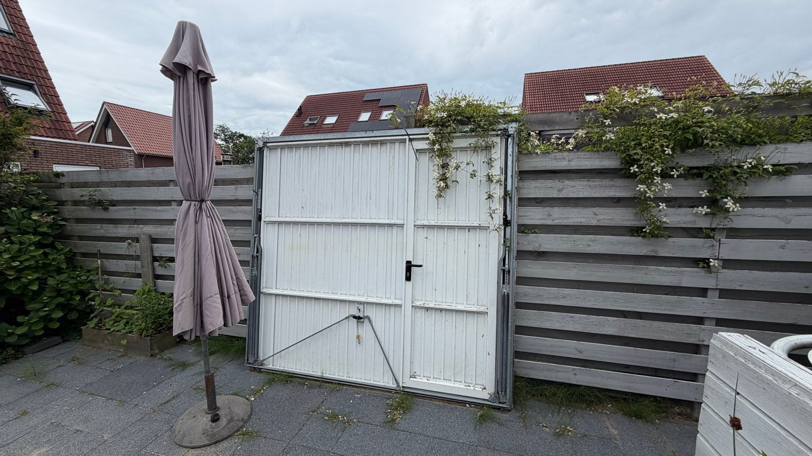 Witte Garagedeur met loopdeur - 225x212,5 cm, Ophalen, Gebruikt, Garagedeur, Metaal