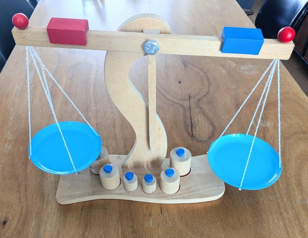 Houten speelgoed - Goki - weegschaal, Kinderen en Baby's, Speelgoed | Houten speelgoed, Ophalen, Zo goed als nieuw, Meubelstuk of Keukentje