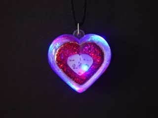 Partij Acryl LED Broche / Hanger Hartjes, Ophalen of Verzenden, Nieuw, Versiering, Valentijn of Romantisch
