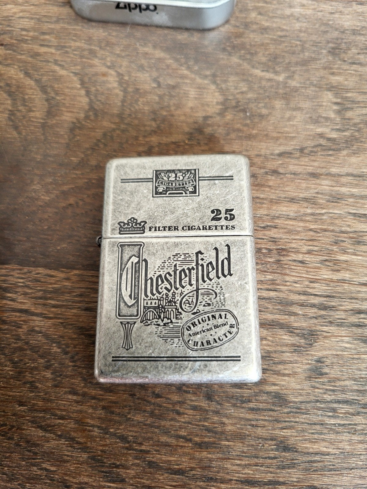 Vintage Zippo Chesterfield Antique Silver
Plate, Verzamelen, Ophalen of Verzenden, Zo goed als nieuw, Aansteker