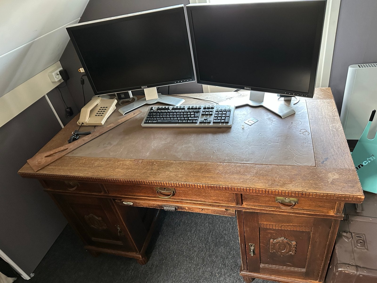 Antiek Eiken Bureau, Ophalen