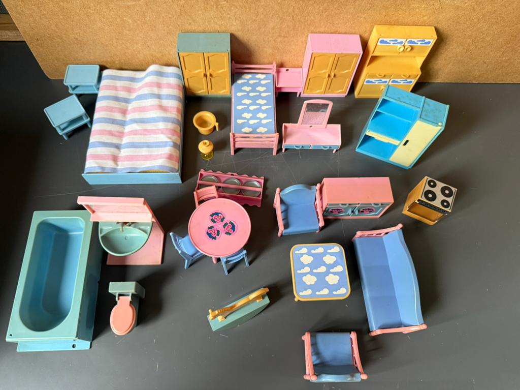 Set 1:16 meubeltjes - kunststof, Verzamelen, Poppenhuizen en Toebehoren, Ophalen of Verzenden, Zo goed als nieuw, Poppenhuis