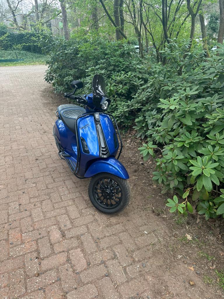 Vespa sprint custom blauw, Fietsen en Brommers, Scooters | Vespa, Zo goed als nieuw, Vespa S, Maximaal 45 km/u, Benzine, Ophalen
