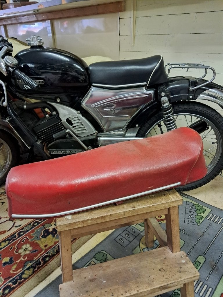 originele rode buddy jaren 70, Fietsen en Brommers, Brommeronderdelen | Zundapp, Ophalen of Verzenden, Gebruikt, Zadel